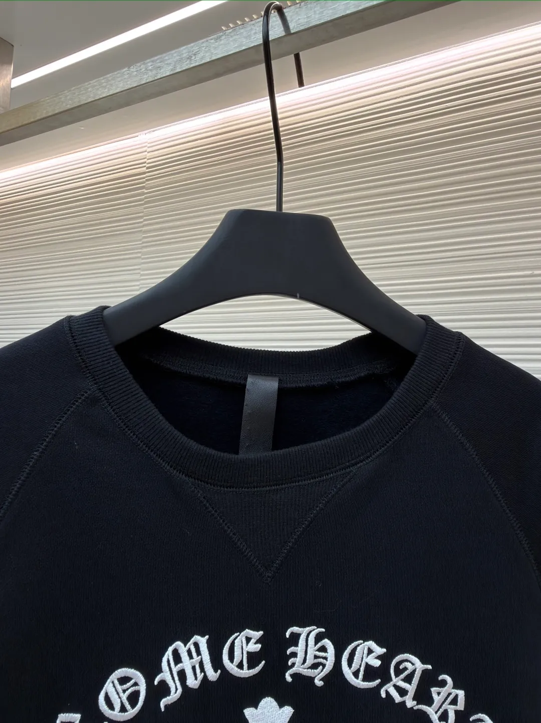 Chrome Hearts cross embroidery sweatshirt ●Original version: 12,000 purchased and developed ●Item number: 1681740-A75 ●Fabric: Korean cotton and linen sweatshirt fabric ●Technology: embroidery production ●Color: black ●Version: fitted version ●Weight: about 690 grams ●Size: S-M-L-XL ●Description: This Crouch sweetheart sweatshirt is made of 32-count double-ply combed cotton blend fabric, which has been pre-shrunk and feels soft and waxy and not easy to pill. The neckline is made of three-needle rib stitching + inner lining to enhance wearability; the sleeve shoulders are made of raglan overlocking technology, allowing movement without any sense of restriction. The front pattern is presented with three-dimensional silver thread embroidery: the letters are "arc-shaped misaligned embroidery", and the superposition of the cross is "raw edge distressed". The embroidery thread tension is even, and the stitch density reaches 18 stitches per square centimeter, restoring the brand's iconic retro texture. The cuffs and hem are ribbed with the same material, and the inner seam stitching is arranged at an equal distance of 0.3cm. The details reflect high-end ready-to-wear standards. The overall wiring is straight and delicate, the fabric is comfortable and soft, and the color is consistent without color difference. It can be matched with the same style to create a fashionable look and control various occasions. Customized accessories, complete with three standards, same style for men and women!